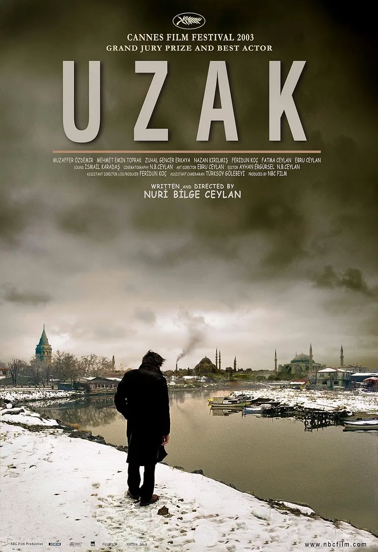 پوستر Uzak
دور